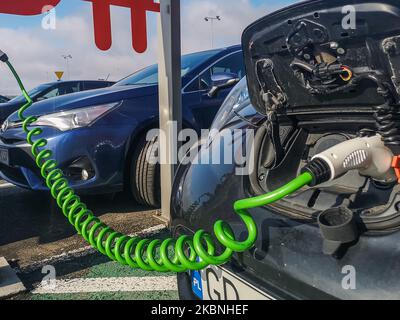 La voiture Nissan Leaf EV connectée à la station de charge Energa par un câble vert est visible à Gdansk, en Pologne, le 6 mai 2020 (photo de Michal Fludra/NurPhoto) Banque D'Images