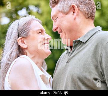 Senior, couple et amour sourire de mariage, de retraite et de soins dans la nature pour un anniversaire. Bonne femme âgée et homme aimant les dépenses d'été Banque D'Images