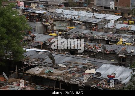 Les gens réparent leurs toits après la tempête de poussière massive qui a frappé Gurugram dans la banlieue de New Delhi, en Inde, le 10 mai 2020. (Photo de Nasir Kachroo/NurPhoto) Banque D'Images