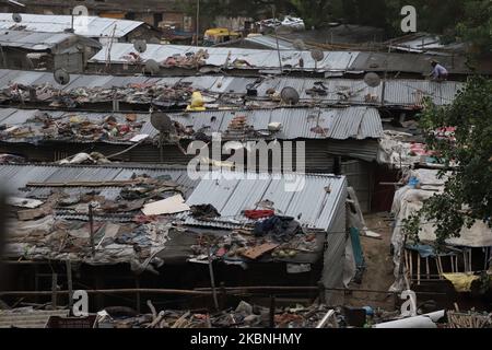 Les gens réparent leurs toits après la tempête de poussière massive qui a frappé Gurugram dans la banlieue de New Delhi, en Inde, le 10 mai 2020. (Photo de Nasir Kachroo/NurPhoto) Banque D'Images