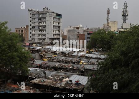 Les gens réparent leurs toits après la tempête de poussière massive qui a frappé Gurugram dans la banlieue de New Delhi, en Inde, le 10 mai 2020. (Photo de Nasir Kachroo/NurPhoto) Banque D'Images