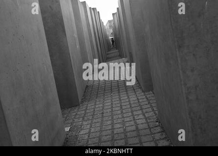 (NOTE DE LA RÉDACTION: L'image a été convertie en noir et blanc) le Monument aux Juifs assassinés d'Europe à Berlin, Allemagne sur 29 août 2014. Connu sous le nom de Shoah-Mahnmal est un mémorial à Berlin aux victimes juives de l'Holocauste, conçu par l'architecte Peter Eisenman et l'ingénieur Buro Happold. C'est un champ de 19 000 mètres carrés recouvert d'une grille quadrillée sur laquelle se trouvent 2 711 dalles de béton. (Photo par Oscar Gonzalez/NurPhoto) Banque D'Images