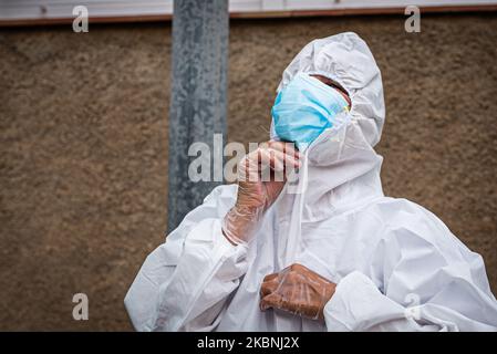 Montse est une infirmière spécialisée dans la médecine des soins de santé à Palafrugell, Espagne, on 10 mai 2020. Depuis le début de la crise du coronavirus, sa façon de travailler a complètement changé. Il a dû s'adapter à des heures de travail intenses et longues, à l'utilisation d'EPI et à d'autres mesures préventives, afin de pouvoir prendre soin sans danger des personnes âgées. (Photo par Adria Salido Zarco/NurPhoto) Banque D'Images