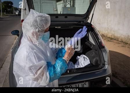 Montse est une infirmière spécialisée dans la médecine des soins de santé à Palafrugell, Espagne, on 10 mai 2020. Depuis le début de la crise du coronavirus, sa façon de travailler a complètement changé. Il a dû s'adapter à des heures de travail intenses et longues, à l'utilisation d'EPI et à d'autres mesures préventives, afin de pouvoir prendre soin sans danger des personnes âgées. (Photo par Adria Salido Zarco/NurPhoto) Banque D'Images