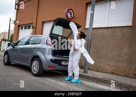 Montse est une infirmière spécialisée dans la médecine des soins de santé à Palafrugell, Espagne, on 5 mai 2020. Depuis le début de la crise du coronavirus, sa façon de travailler a complètement changé. Il a dû s'adapter à des heures de travail intenses et longues, à l'utilisation d'EPI et à d'autres mesures préventives, afin de pouvoir prendre soin sans danger des personnes âgées. (Photo par Adria Salido Zarco/NurPhoto) Banque D'Images