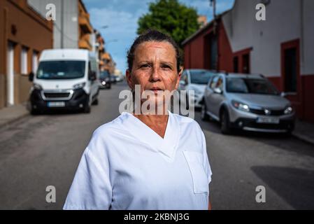 Montse est une infirmière spécialisée dans la médecine des soins de santé à Palafrugell, Espagne, on 5 mai 2020. Depuis le début de la crise du coronavirus, sa façon de travailler a complètement changé. Il a dû s'adapter à des heures de travail intenses et longues, à l'utilisation d'EPI et à d'autres mesures préventives, afin de pouvoir prendre soin sans danger des personnes âgées. (Photo par Adria Salido Zarco/NurPhoto) Banque D'Images