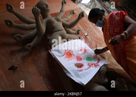 Indian Women artiste finissant des touches à une panse du coronavirus fait à partir de l'argile et de l'arrière incomplet durga idole à un atelier pendant un verrouillage à l'échelle nationale pour contrôler la propagation du coronavirus à Kolkata, Inde, dimanche, 10 mai 2020. Inde.le confinement de l'Inde est entré dans une sixième semaine dimanche, bien que certaines restrictions aient été assouplies pour les travailleurs indépendants incapables d'accéder au soutien du gouvernement pour retourner au travail. (Photo de Debajyoti Chakraborty/NurPhoto) Banque D'Images