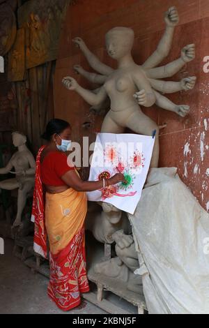 Indian Women artiste finissant des touches à une panse du coronavirus fait à partir de l'argile et de l'arrière incomplet durga idole à un atelier pendant un verrouillage à l'échelle nationale pour contrôler la propagation du coronavirus à Kolkata, Inde, dimanche, 10 mai 2020. Inde.le confinement de l'Inde est entré dans une sixième semaine dimanche, bien que certaines restrictions aient été assouplies pour les travailleurs indépendants incapables d'accéder au soutien du gouvernement pour retourner au travail. (Photo de Debajyoti Chakraborty/NurPhoto) Banque D'Images