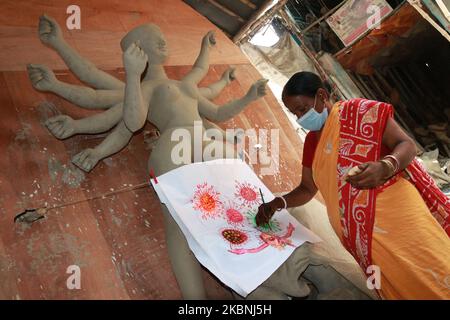 Indian Women artiste finissant des touches à une panse du coronavirus fait à partir de l'argile et de l'arrière incomplet durga idole à un atelier pendant un verrouillage à l'échelle nationale pour contrôler la propagation du coronavirus à Kolkata, Inde, dimanche, 10 mai 2020. Inde.le confinement de l'Inde est entré dans une sixième semaine dimanche, bien que certaines restrictions aient été assouplies pour les travailleurs indépendants incapables d'accéder au soutien du gouvernement pour retourner au travail. (Photo de Debajyoti Chakraborty/NurPhoto) Banque D'Images