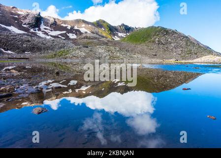 14 juillet 2022, Himachal Pradesh Inde. Vue panoramique sur le lac Nain Sarovar. Shrikhet Mahadev Kailash Yatra dans l'Himalaya. Banque D'Images