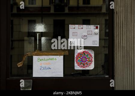 Bannières en soutien de Silvia Romano, à Milan, Italie, sur 10 mai 2020. Silvia Romano, la femme kidnappée en novembre 2018 au Kenya, a été libérée la nuit dernière en Somalie par les services de renseignements italiens et les forces turques. (Photo par Mairo Cinquetti/NurPhoto) Banque D'Images