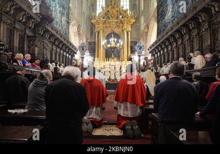 Mgr Waclaw Depo, archevêque de Czestochowa, dirige la Sainte Messe à l'occasion de la fête de Saint Stanislaus, évêque et martyr, le principal patron de la Pologne, avec la participation de l'épiscopat polonais. Le dimanche, 10 mai 2020, à la cathédrale de Wawel, Cracovie, Pologne. (Photo par Artur Widak/NurPhoto) Banque D'Images