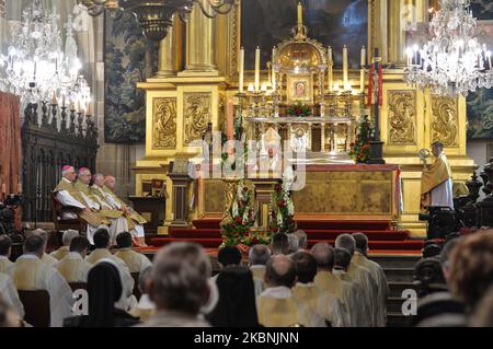 Mgr Waclaw Depo, archevêque de Czestochowa, dirige la Sainte Messe à l'occasion de la fête de Saint Stanislaus, évêque et martyr, le principal patron de la Pologne, avec la participation de l'épiscopat polonais. Le dimanche, 10 mai 2020, à la cathédrale de Wawel, Cracovie, Pologne. (Photo par Artur Widak/NurPhoto) Banque D'Images