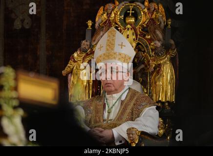 Mgr Waclaw Depo, archevêque de Czestochowa, dirige la Sainte Messe à l'occasion de la fête de Saint Stanislaus, évêque et martyr, le principal patron de la Pologne, avec la participation de l'épiscopat polonais. Le dimanche, 10 mai 2020, à la cathédrale de Wawel, Cracovie, Pologne. (Photo par Artur Widak/NurPhoto) Banque D'Images