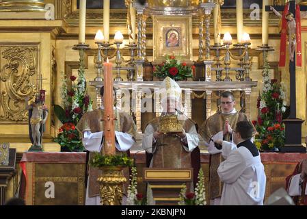 Mgr Waclaw Depo, archevêque de Czestochowa, dirige la Sainte Messe à l'occasion de la fête de Saint Stanislaus, évêque et martyr, le principal patron de la Pologne, avec la participation de l'épiscopat polonais. Le dimanche, 10 mai 2020, à la cathédrale de Wawel, Cracovie, Pologne. (Photo par Artur Widak/NurPhoto) Banque D'Images