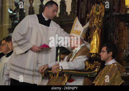 Mgr Waclaw Depo (Centre), archevêque de Czestochowa, dirige la Sainte Messe à l'occasion de la fête de Saint Stanislaus, évêque et martyr, principal patron de la Pologne, avec la participation de l'épiscopat polonais. Le dimanche, 10 mai 2020, à la cathédrale de Wawel, Cracovie, Pologne. (Photo par Artur Widak/NurPhoto) Banque D'Images