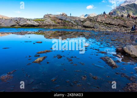 14 juillet 2022, Himachal Pradesh Inde. Les dévotés offrent leurs prières au lac Nain Sarovar pendant Shrikhet Mahadev Kailash Yatra dans l'Himalaya Banque D'Images