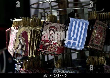 Souvenirs dans un magasin touristique dans le centre d'Athènes, Grèce sur 11 mai 2020. La Grèce entre dans la deuxième phase de la levée de son verrouillage, avec tous les magasins de détail restants qui avaient été fermés en mars autorisés à rouvrir . Selon les unions des entreprises de tourisme de Grèce (SETE), les pertes de recettes touristiques en 2020 seront très importantes. (Photo de Panayotis Tzamaros/NurPhoto) Banque D'Images