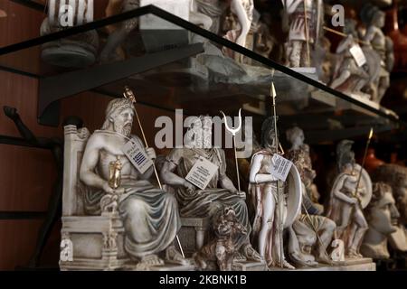 Souvenirs dans un magasin touristique dans le centre d'Athènes, Grèce sur 11 mai 2020. La Grèce entre dans la deuxième phase de la levée de son verrouillage, avec tous les magasins de détail restants qui avaient été fermés en mars autorisés à rouvrir . Selon les unions des entreprises de tourisme de Grèce (SETE), les pertes de recettes touristiques en 2020 seront très importantes. (Photo de Panayotis Tzamaros/NurPhoto) Banque D'Images