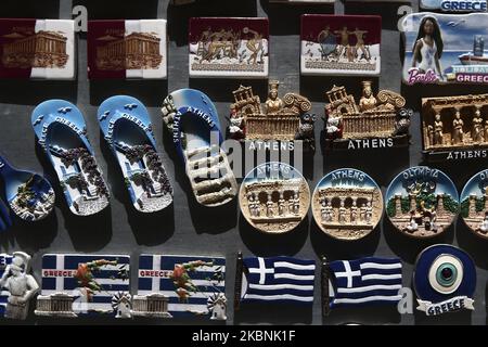 Souvenirs dans un magasin touristique dans le centre d'Athènes, Grèce sur 11 mai 2020. La Grèce entre dans la deuxième phase de la levée de son verrouillage, avec tous les magasins de détail restants qui avaient été fermés en mars autorisés à rouvrir . Selon les unions des entreprises de tourisme de Grèce (SETE), les pertes de recettes touristiques en 2020 seront très importantes. (Photo de Panayotis Tzamaros/NurPhoto) Banque D'Images