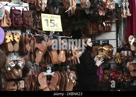 Souvenirs dans un magasin touristique dans le centre d'Athènes, Grèce sur 11 mai 2020. La Grèce entre dans la deuxième phase de la levée de son verrouillage, avec tous les magasins de détail restants qui avaient été fermés en mars autorisés à rouvrir . Selon les unions des entreprises de tourisme de Grèce (SETE), les pertes de recettes touristiques en 2020 seront très importantes. (Photo de Panayotis Tzamaros/NurPhoto) Banque D'Images