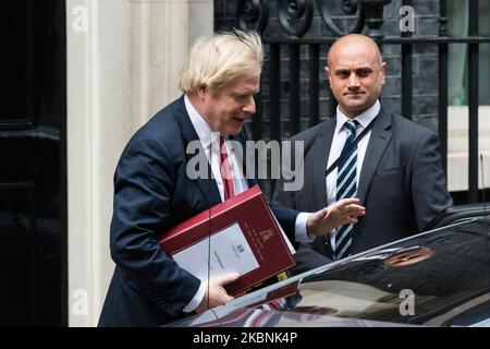 Le Premier ministre britannique Boris Johnson quitte le 10 Downing Street pour que la Chambre des communes présente une déclaration sur son plan en trois étapes visant à atténuer les restrictions relatives au coronavirus le 11 mai 2020 à Londres, en Angleterre. Dans un discours télévisé à la nation hier soir, Boris Johnson a encouragé les travailleurs manuels à retourner au travail tout en évitant les transports en commun si possible, et a annoncé qu'à partir de mercredi, les gens pourront quitter la maison pour des activités de loisirs en plein air. (Photo de Wiktor Szymanowicz/NurPhoto) Banque D'Images