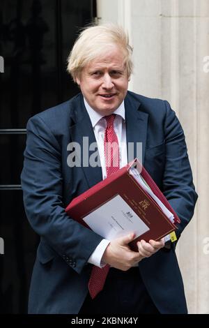 Le Premier ministre britannique Boris Johnson quitte le 10 Downing Street pour que la Chambre des communes présente une déclaration sur son plan en trois étapes visant à atténuer les restrictions relatives au coronavirus le 11 mai 2020 à Londres, en Angleterre. Dans un discours télévisé à la nation hier soir, Boris Johnson a encouragé les travailleurs manuels à retourner au travail tout en évitant les transports en commun si possible, et a annoncé qu'à partir de mercredi, les gens pourront quitter la maison pour des activités de loisirs en plein air. (Photo de Wiktor Szymanowicz/NurPhoto) Banque D'Images