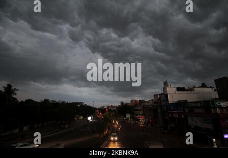 Les nuages orageux planent dans le ciel avant la descente entre la période de confinement à l'échelle nationale dans la capitale de l'État indien de l'est, Bhubaneswar, sur 11 mai 2020. (Photo par STR/NurPhoto) Banque D'Images