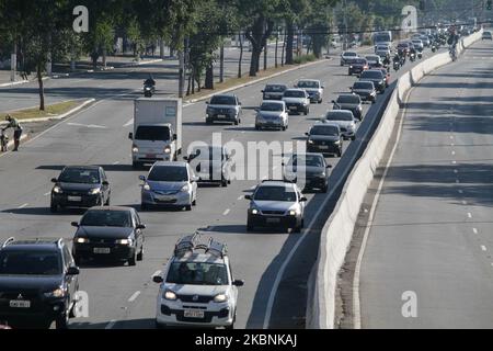 Trafic de véhicules dans la région centrale de Sao Paulo, au Brésil, sur 11 mai 2020 pendant la période de quarantaine en vigueur dans l'État en raison de la pandémie du nouveau coronavirus. Aujourd'hui, la mise en œuvre de la rotation élargie et plus restrictive des wagons dans toute la ville commence à prendre effet, en raison de la pandémie. La mesure a été annoncée le jeudi 07 et publiée dans un décret au Journal officiel le vendredi 08. Les voitures avec des plaques d'extrémité paires ne pourront fonctionner que les jours pairs et les véhicules avec une extrémité impaire, les jours impairs. La mesure s'applique à toute la ville, 24 heures sur 24, y compris Satur Banque D'Images