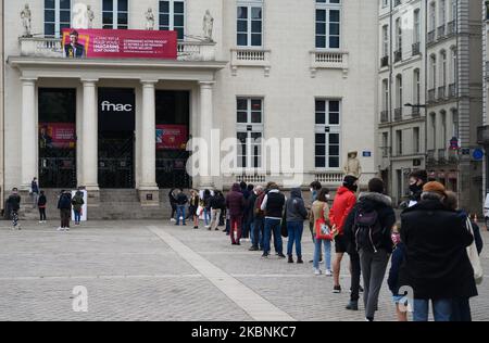 File d'attente devant les magasins, les commerçants filtrent le nombre de clients dans leur boutique afin de pouvoir respecter les mesures sociales de distance sur 11 mai 2020, à Nantes, en France. Les commerçants en France ont accueilli leurs premiers clients après 8 semaines de confinement ont décidé que le gouvernement français a décidé de mettre fin à la progression de l'épidémie de coronavirus / Covid-19 à 17 mars 2020. (Photo par Estelle Ruiz/NurPhoto) Banque D'Images