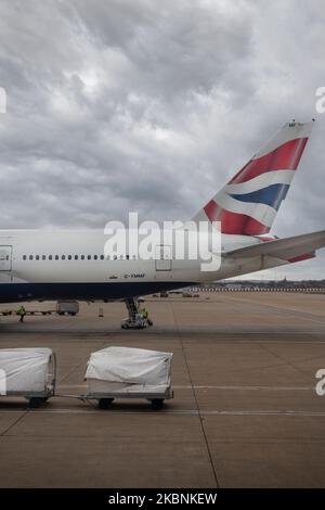 Boeing 777 assis et tablier à l'aéroport de Gatwick chargés avant le vol Banque D'Images