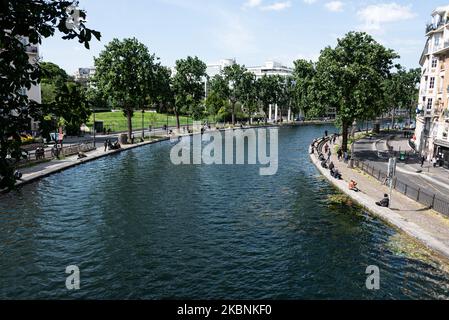 De nombreux jeunes Parisiens se sont rassemblés sur les rives du canal Saint-Martin à Paris, en France, sur 11 mai 2020 pour se retrouver et prendre un apéritif le premier jour de la levée de l'endiguement de la population française causée par la pandémie du coronavirus COVID-19, À la fin de la journée, les quais ont été évacués par la police. (Photo de Samuel Boivin/NurPhoto) Banque D'Images