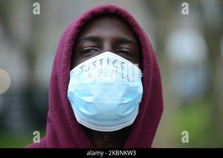 Un grand groupe de manifestants, liés par des bandes de prudence jaunes, ont défilé sur le quartier général de la police de New York, dénonçant la brutalité policière contre les Afro-Américains suite au meurtre d'Ahmaud Arbery, le 11 mai 2020, à New York. (Photo par B.A. Van Sise/NurPhoto) Banque D'Images