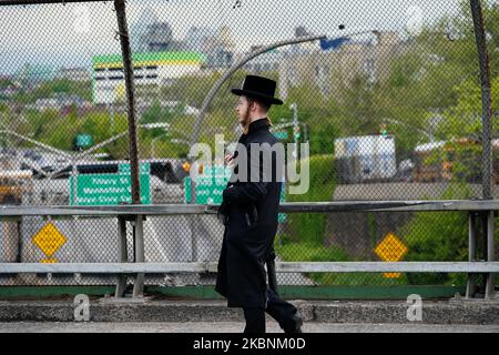 Vue d'un juif orthodoxe pendant la pandémie du coronavirus à 11 mai 2020, dans la ville de New York. Le COVID-19 s'est répandu dans la plupart des pays du monde, faisant plus de 270 000 morts et plus de 3,9 millions d'infections signalées. Un couple de Queens est accusé d'avoir pris un masque de visage d'un homme Hasid et d'avoir fait des commentaires antisémites sur le COVID-19. (Photo de John Nacion/NurPhoto) Banque D'Images