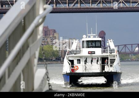 Vue sur NYC Ferry pendant la pandémie du coronavirus à 11 mai 2020, dans la ville de New York. Le COVID-19 s'est répandu dans la plupart des pays du monde, faisant plus de 270 000 morts et plus de 3,9 millions d'infections signalées. (AMNY)—les soldats de New York Ferry sont en service malgré les pertes continues en navire à rider. (Photo de John Nacion/NurPhoto) Banque D'Images