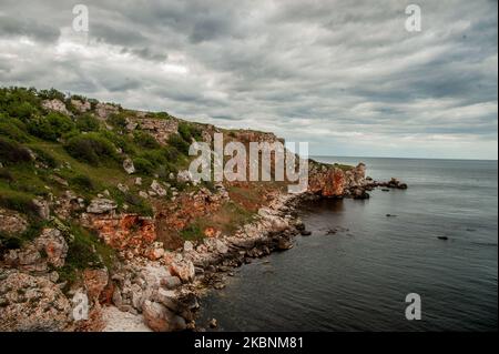 Des centaines de pivoines sauvages de l'espèce de Paeonia Peregrina colorent en rouge les prés et les collines de la réserve archéologique nationale Yaylata près du village de Kamen Bryag en Bulgarie. L'endroit a été habité dans le millénaire 6th av. J.-C.. Les grottes rocheuses et les nécropoles datent de cette époque. Il y a des preuves que les gens vivaient à Yaylata plus tard dans le temps. Une des trouvailles intéressantes est la forteresse byzantine ancienne, construite pendant le règne de l'empereur Anastasius - V-VI siècle. Quatre tours et une tour de porte ont été partiellement préservées. Au Moyen âge, les grottes ont été utilisées comme monastère Banque D'Images