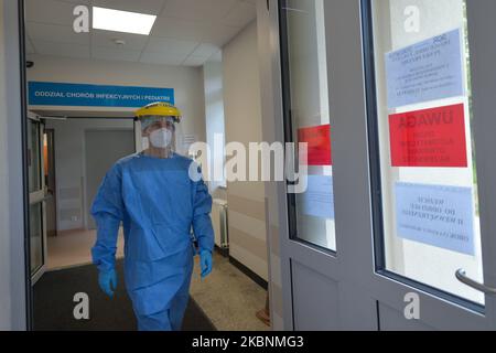 Un membre du personnel portant un costume de noisette vu à l'intérieur du département des maladies infectieuses de l'hôpital spécialisé Stefan Zeromski. Deux boulangeries basées à Cracovie ont préparé une agréable surprise pour les infirmières et les sages-femmes de l'hôpital Zeromski lors de la Journée internationale des infirmières en leur proposant des mets sucrés grâce au travail acharné et à l'engagement du personnel médical pendant la pandémie du coronavirus. Mardi, 12 mai 2020, à Cracovie, en Pologne. (Photo par Artur Widak/NurPhoto) Banque D'Images