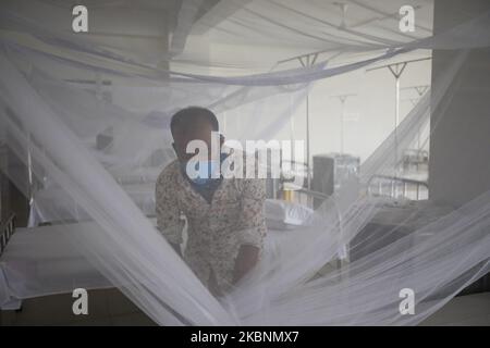 Travailleurs préparant l'hôpital de quarantaine improvisé sur le marché de la DNCC de Mohakhali sur 11 mai 2020. La Direction générale des services de santé (DGHS) crée un centre de quarantaine de fortune de 1200 lits sur le marché du DNCC de Mohakhali à Dhaka. Auparavant, la Fondation Obhoyaronno-Bangladesh pour le bien-être animal utilisait les installations situées sur le marché de Dhaka North City Corporation (DNCC) à Mohakhali pour administrer son programme de transport de spay-neuter ainsi que la dernière maison pour les animaux de la rue depuis 2016 avec la permission du DNCC. La Fondation a reçu l'ordre de déplacer des chiens de ses installations car le gouvernement a décidé de créer un 3 000- Banque D'Images