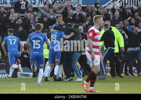 Le Devante Rodney de Hartlepool United fête avec Connor Simpson et Lewis Hawkins après avoir obtenu leur deuxième but lors du match DE LA SKY Bet League 2 entre Hartlepool United et Doncaster Rovers à Victoria Park, à Hartlepool, au Royaume-Uni, le 6th mai 2017. (Photo de Mark Fletcher/MI News/NurPhoto) Banque D'Images