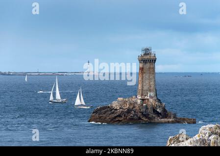 Plogoff (Bretagne, nord-ouest de la France): Depuis la pointe du raz, vue d'ensemble des voiliers, le phare Phare de la Vieille et l'Ile Banque D'Images