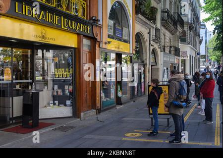 File d'attente devant les magasins, les commerçants filtrent le nombre de clients dans leur boutique afin de pouvoir respecter les mesures de distance sociale pour atténuer tout risque de contamination par le coronavirus / Covid-19, à Nantes, en France, sur 12 mai 2020. (Photo par Estelle Ruiz/NurPhoto) Banque D'Images