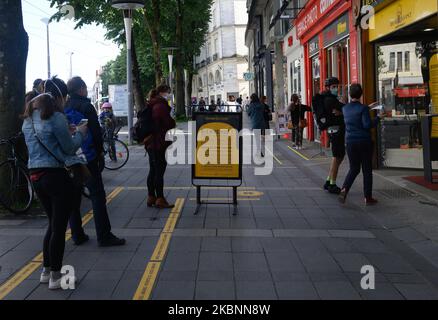 File d'attente devant les magasins, les commerçants filtrent le nombre de clients dans leur boutique afin de pouvoir respecter les mesures de distance sociale pour atténuer tout risque de contamination par le coronavirus / Covid-19, à Nantes, en France, sur 12 mai 2020. (Photo par Estelle Ruiz/NurPhoto) Banque D'Images