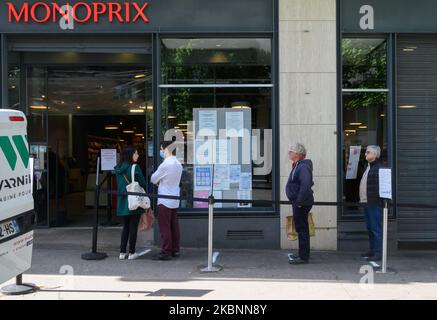 File d'attente devant les magasins, les commerçants filtrent le nombre de clients dans leur boutique afin de pouvoir respecter les mesures de distance sociale pour atténuer tout risque de contamination par le coronavirus / Covid-19, à Nantes, en France, sur 12 mai 2020. (Photo par Estelle Ruiz/NurPhoto) Banque D'Images