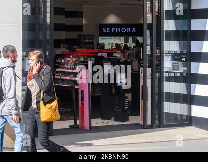 File d'attente devant les magasins, les commerçants filtrent le nombre de clients dans leur boutique afin de pouvoir respecter les mesures de distance sociale pour atténuer tout risque de contamination par le coronavirus / Covid-19, à Nantes, en France, sur 12 mai 2020. (Photo par Estelle Ruiz/NurPhoto) Banque D'Images