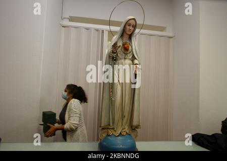 Les membres de l'église Penha de França préparent l'image de la Vierge Marie qui sera portée dans les rues de Lisbonne, le 12 mai 2020. À la suggestion du gouvernement portugais de maintenir une distance sociale afin d'éviter la propagation de la COVID-19, de nombreuses activités sociales ont été annulées et d'autres modifiées dans leur programmation, Tel est le cas des festivités religieuses en l'honneur de la Vierge de Fatima dont le jour central est 13 mai et que les autorités de l'Église catholique ont décidé de la célébrer comme un pèlerinage "sans pèlerins", qui consiste en une visite à l'image représentative i Banque D'Images