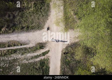 On voit des gens marcher avec un chien dans une zone naturelle le long de la rive droite de la Vistule à Varsovie, en Pologne, sur 16 avril 2020. (Photo de Jaap Arriens/NurPhoto) Banque D'Images