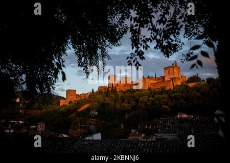 Vue au coucher du soleil sur le monument de l'Alhambra depuis la place Carvajales, dans le quartier de l'Albaicin, à 12 mai 2020, à Grenade, en Espagne. (Photo de Fermin Rodriguez/NurPhoto) Banque D'Images