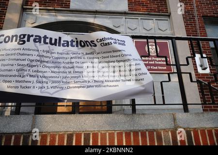 Une affiche félicitant les nouveaux diplômés de la Cathedral Preparatory School pendant la pandémie du coronavirus à 12 mai 2020, dans le quartier de Queens à New York. Le COVID-19 s'est répandu dans la plupart des pays du monde, faisant plus de 270 000 morts et plus de 3,9 millions d'infections signalées. (Photo de John Nacion/NurPhoto) Banque D'Images