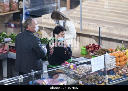 Le marché alimentaire de Zhytniy a repris ses activités après l'interdiction, dans le contexte de l'épidémie de coronavirus COVID-19 à Kiev, en Ukraine, sur 13 mai 2020 (photo de Maxym Marusenko/NurPhoto) Banque D'Images