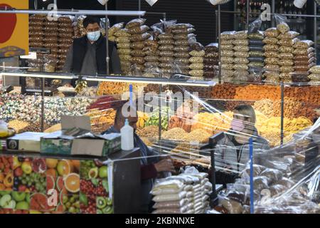 Le marché alimentaire de Zhytniy a repris ses activités après l'interdiction, dans le contexte de l'épidémie de coronavirus COVID-19 à Kiev, en Ukraine, sur 13 mai 2020 (photo de Maxym Marusenko/NurPhoto) Banque D'Images